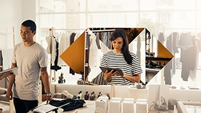 Femme à l'aide de sa tablette sur boutique