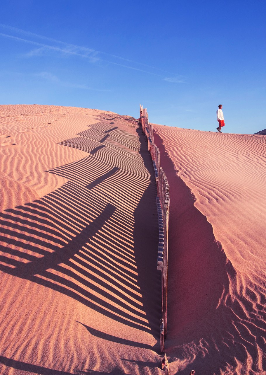 Homme marchant sur le désert